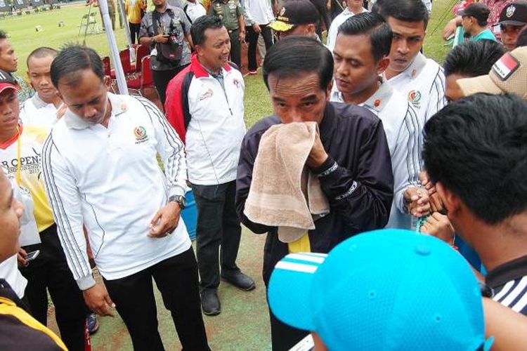 Presiden Joko Widodo menyempatkan menyapa penonton yang hadir usai bertanding dalam Bogor Open Archery Championship 2017, yang dilangsungkan di Lapangan Wira Yudha, Pusat Pendidikan Zeni (Pusdikzi) TNI AD, Kota Bogor, Minggu (22/01/2017).