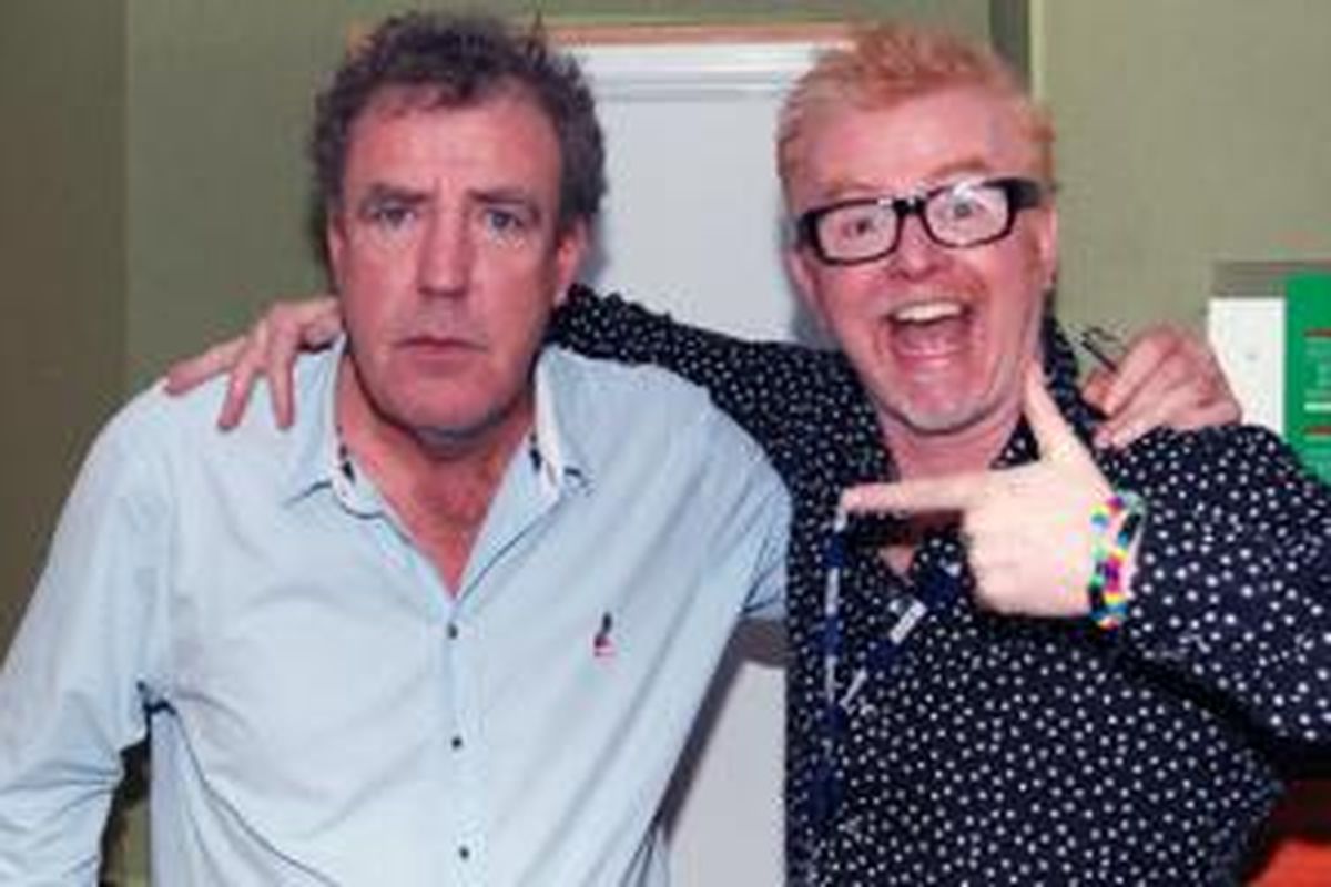 Jeremy Clarkson (kiri) dan penggantinya sebagai presenter Top Gear, Chris Evans.