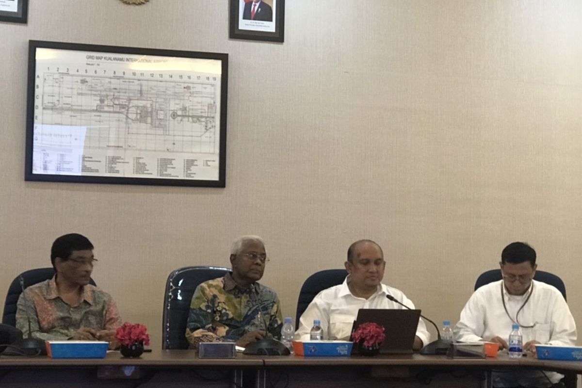 Direktur PT. Angkasa Pura Aviasi, Haris (kedua dari kanan) dan CEO GMR International, Puvan Sripathy (sebelah kiri Haris) bertemu dengan wartawan di Bandara Internasional Kualanamu, Deli Serdang, Sumatera Utara pada Kamis (30/12/2021) sore.