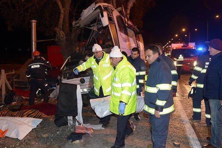 Polisi tengah menyelidiki bus yang menghantam pepohonan di Eskinsehir, Turki, Sabtu (20/1/2018). Akibat insiden itu, 11 orang tewas, dan 46 lainnya terluka