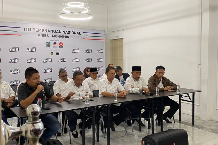 Para mantan kader Partai Demokrat yang tergabung dalam Bintang Mercy Perubahan mendatangi Tim Nasional (Timnas) Pemenangan Anies-Muhaimin (Amin) di Jalan Pangeran Diponegoro, Menteng, Jakarta Pusat, Rabu (6/12/2023). 