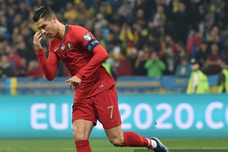 Cristiano Rolando berselebrasi seusai mencetak gol pada laga timnas Ukraina vs Portugal yang berakhir dengan skor 2-1 di Kualifikasi Euro 2020.