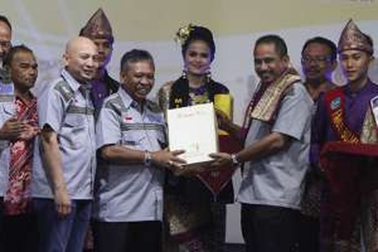 Menteri Pariwisata Arief Yahya bersama Gubernur Kepulauan Bangka Belitung Rustam Effendi saat peluncuran Sungailiat Triathlon 2016 di kantor Kementerian Pariwisata, Jakarta, Selasa (19/4/2016). Lomba ketahanan tubuh ini akan berlangsung pada 23 April mendatang di Sungailiat, Bangka.