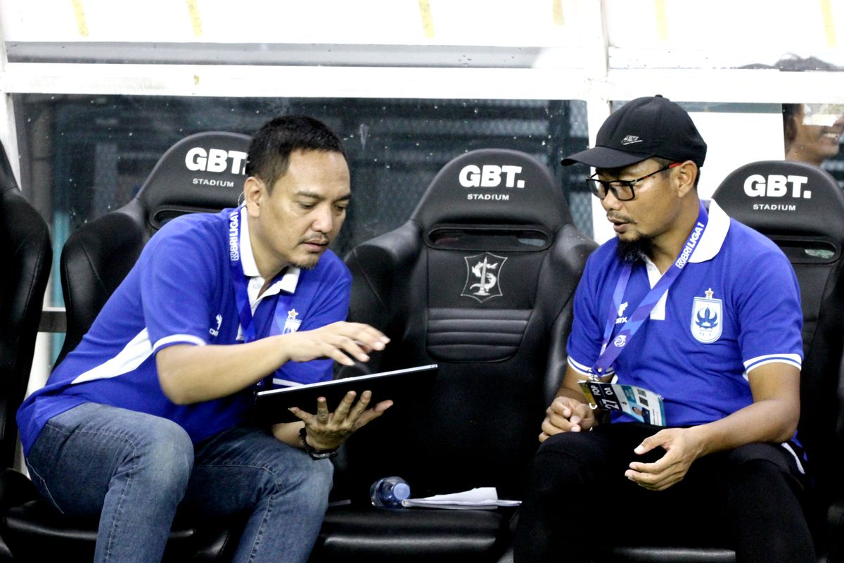 CEO PSIS Semarang Yoyok Sukawi saat berdiskusi dengan asisten pelatih M Ridwan.