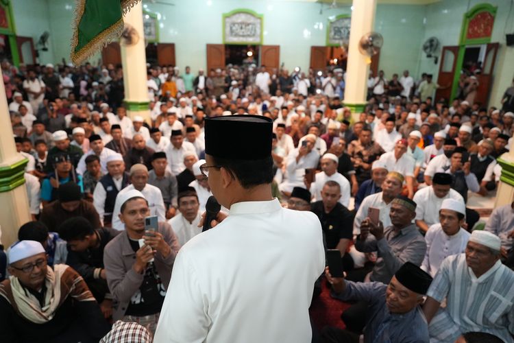 Capres nomor urut satu, Anies Baswedan, melaksanakan shalat subuh berjemaah di Masjid An-Nur, Batu Merah, Ambon, Senin (15/1/2024).