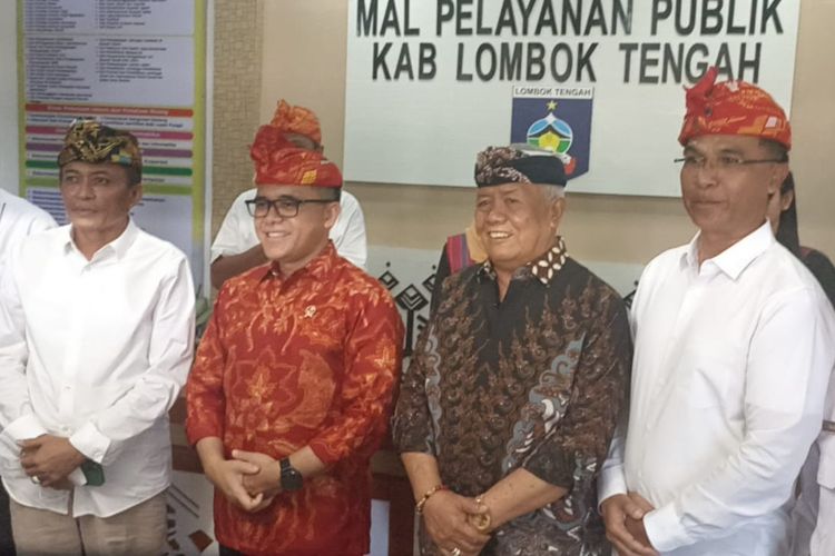 Menteri Pendayagunaan Aparatur Negara dan Reformasi Birokrasi (Menpan-RB) Abdullah Azwar Anas saat meresmikan Malam Pelayanan Publik (MPP) di Kabupaten Lombok Tengah, Rabu (1/3/2023)