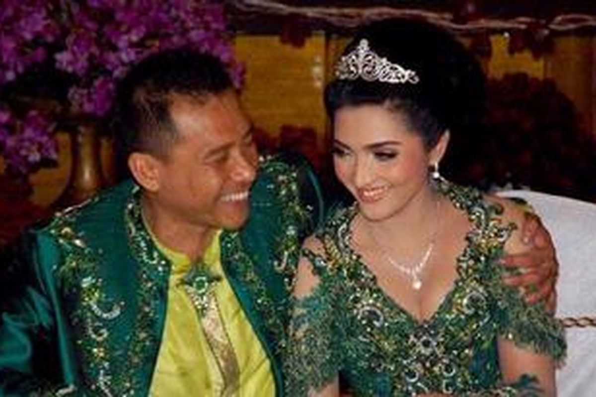 Anang Hermansyah dan Ashanty bertemu dengan para peliput sesudah mengadakan resepsi pernikahan mereka di Jakarta, Minggu (20/5/2012) malam. 