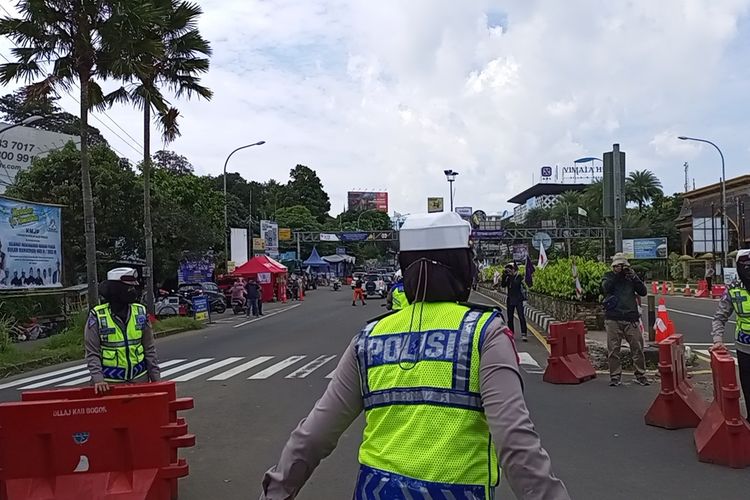 Satuan Lalu Lintas Polres Bogor, Jawa Barat, mencatat ada kenaikan jumlah kendaraan wisatawan yang mengarah ke kawasan wisata Puncak Bogor. Peningkatan arus kendaraan tersebut mulai terlihat sejak H+1 atau satu hari setelah Lebaran, Selasa (3/5/2022). Petugas kepolisian melakukan rekayasa lalu lintas satu arah atau one way sejak pagi sampai sore ini. Dalam pantauan Kompas.com, para wisatawan yang menggunakan berbagai macam kendaraan mulai menyerbu kawasan wisata Puncak. Hal itu terlihat dari antrean kendaraan di beberapa titik tempat wisata seperti Cimory hingga Taman Safari. Kendaraan yang didominasi oleh pelat luar Bogor ini terus memadati beberapa titik tempat wisata. Berbagai usaha dilakukan oleh mereka agar bisa menikmati tempat wisata. Bahkan, tak jarang dari mereka ditegur petugas karena nekat menerobos rambu-rambu lalu lintas saat diterapkannya one way. Karena kepadatan itu, polisi harus mengganti sistem ganjil genap dengan menerapkan pola rekayasa satu arah. Hal tersebut dilakukan karena arus lalu lintas yang mengarah ke Puncak terus meningkat. Memang sesuai prediksi kami akan didominasi wisatawan, bahkan sampai besok hingga hari sekian juga bisa terjadi kepadatan. Oleh krena itu kami sudah siagakan 175 personel, kata Kasatlantas Polres Bogor AKP Dicky Anggi Pranata di lokasi.