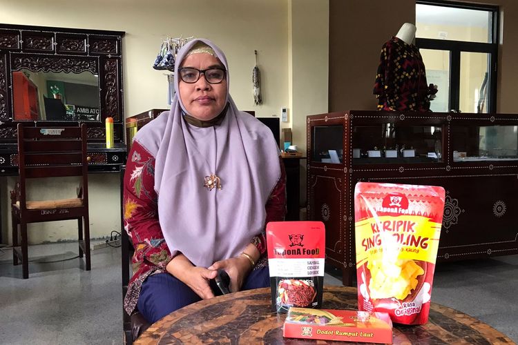 Perintis Koperasi Putri Rinjani dan pemilik merek Tapona Food, Hajjah Zaenab memberikan pelatihan usaha kepada perempuan di Desa Kute, Lombok Tengah, Nusa Tenggara Barat pada Selasa (3/12/2019). 
