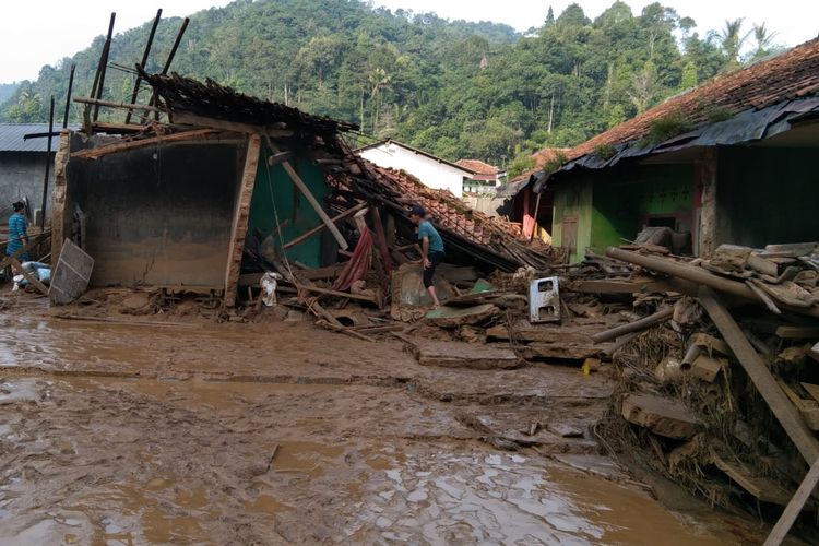 Dampak tanah longsor di Desa Cibunian, Kecamatan Pamijahan, Kabupaten Bogor, Jawa Barat, Kamis (23/6/2022).