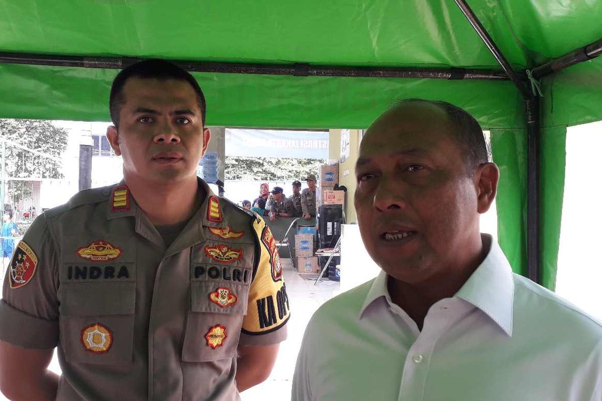 Ketua Satgas Penanganan Pengungsi Luar Negeri Chairul Anwar (kanan) usai rapat koordinasi penanganan pencari suaka.