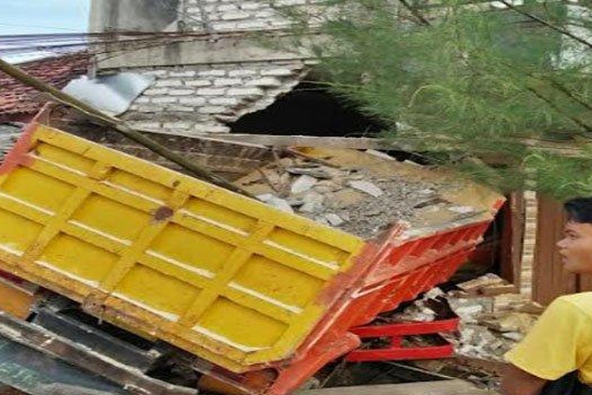 
Truk Mitsubishi tabrak pagar dan rumah warga di Sumenep, Sabtu (9/4/2022). 
