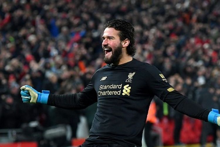 Alisson Becker merayakan kemenangan yang diraih Liverpool atas Manchester United dalam lanjutan laga pekan ke-23 Liga Inggris 2019-2020 yang digelar di Stadion Anfield, Senin (20/1/2020). 