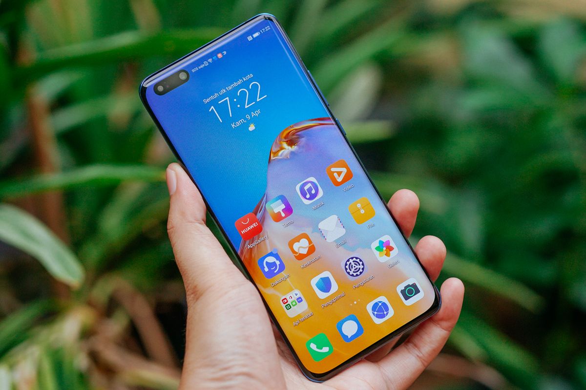 Layar Huawei P40 Pro berdiagonal 6,58 inci dengan resolusi (2.640x1.200 piksel) dan refresh rate 90 Hz. Ukurannya masih cukup nyaman dalam genggaman tangan, tapi terasa licin karena permukaannya yang serba mengilap.
