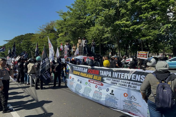 Didemo Massa, Kejati Jatim Minta Dukungan Jaga Integritas Usai Temuan Emas-Uang Diduga Terkait Oknum Jampidsus