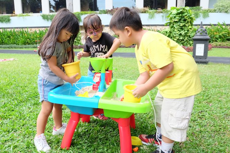 sand and water table, meja pasir dan air yang dilengkapi dengan banyak mainan untuk melatih kreativitas anak