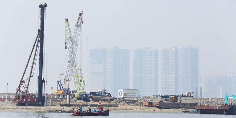 Sejumlah pekerja menyelesaikan proyek pembangunan Pulau C, Jakarta, Rabu (18/07/2018). Proyek pembangunan Pulau C hasil reklamasi masih berlanjut walau Pemerintah Provinsi DKI Jakarta telah menyegelnya pada Juni 2018 lalu.