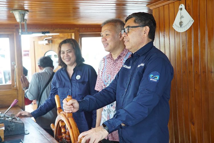Kementerian Kelautan dan Perikanan (Kementerian KP) menerima hibah Kapal Motor (KM) Floating Rangers Station (FRS) Menami dari World Wide Fund for Nature (WWF) Indonesia di Pantai Boom Banyuwangi, Minggu (9/10/2022).
