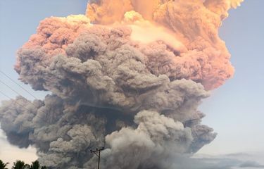 Gunung Lewotobi Laki-laki meletus dasyat pada Selasa (17/6/2025) sore.