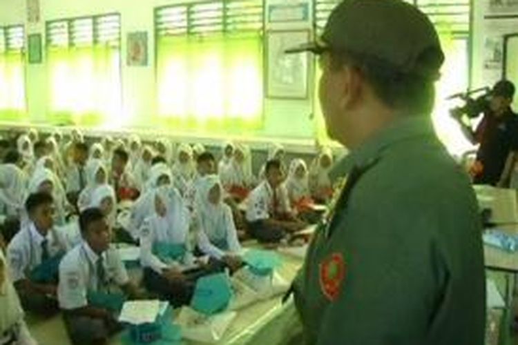 Bupati Polewali Mandar Andi Ibrahim Masdar mendapati puluhan siswa SMA Negeri I Polewali Mandar belajar di lantai laboratorium saat kunjungan silaturahim ke sekolah tersebut, Kamis (7/8/2014).
