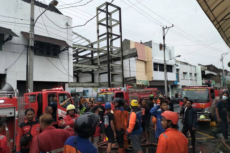 Ruko (rumah toko) dua lantai di Kawasan Pasar Gede Kota Solo, Jalan. RE Martadinata Nonor 17, Sudiroprajan, Kecamatan Jebres, Kota Solo, Jawa Tengah, mengalami kebakaran.