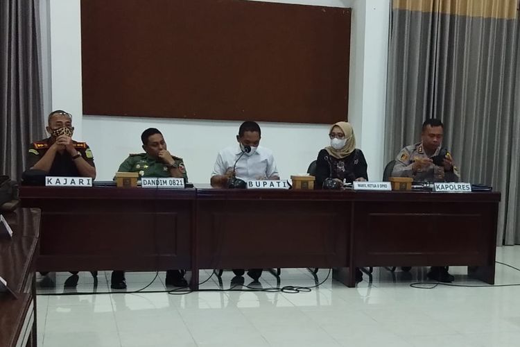 Bupati Lumajang Thoriqul Haq memimpin rapat terbatas bersama Forkopimda Lumajang untuk segera membentuk satgas pertambangan, Rabu (6/4/2022)