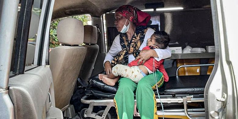 Seorang nenek menggendong cucunya yang mengalami sesak napas akibat menghirup asap kebakaran TPA Sarimukti, Kecamatan Cipatat, Kabupaten Bandung Barat, Kamis (24/8/2023).