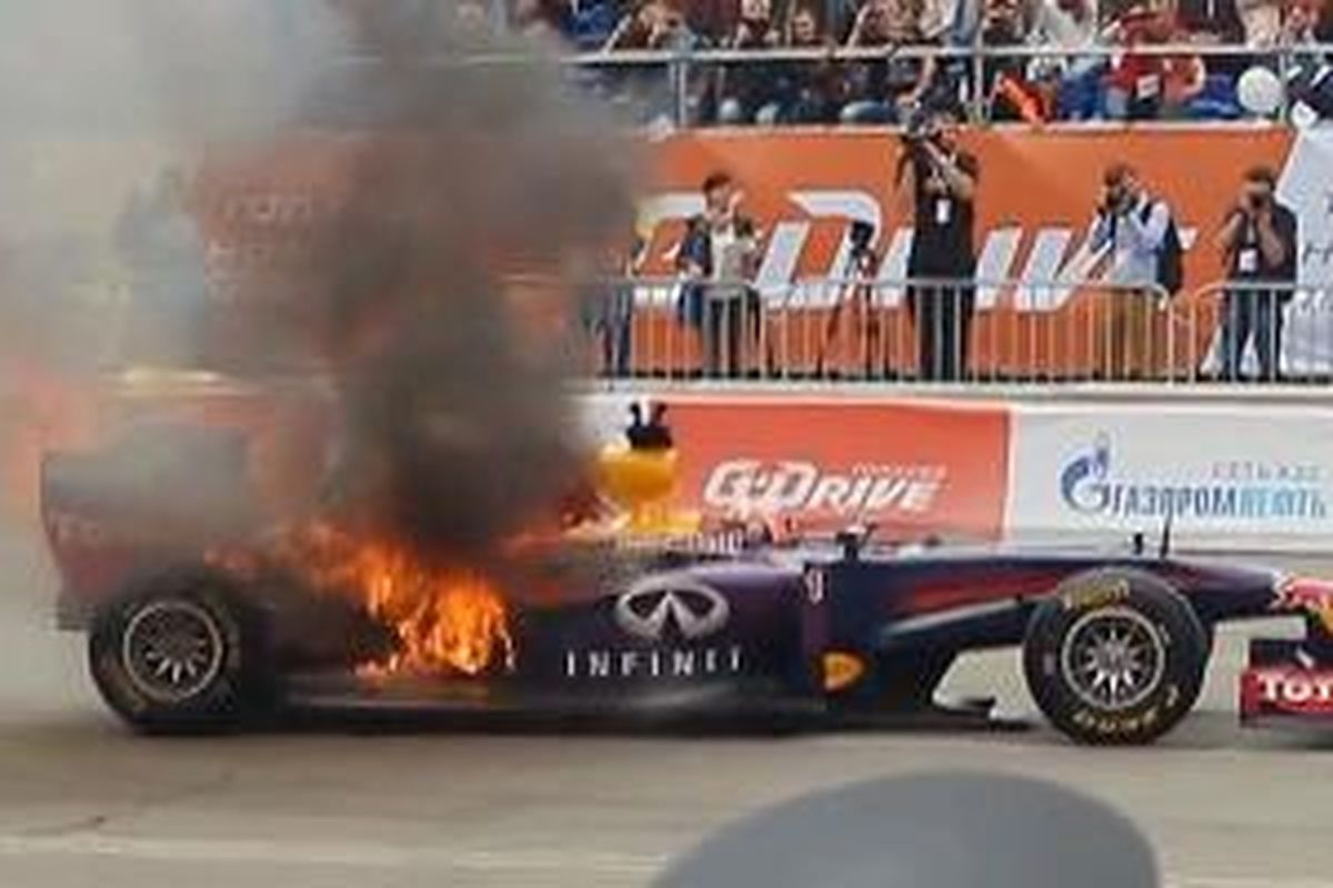 RB7 milik Sebastian Vettel terbakar