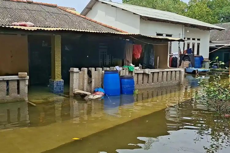 Kondisi banjir rob yang merendam Desa Samudra Jaya, Tarumajaya, Kabupaten Bekasi pada Minggu (7/12/2025).
