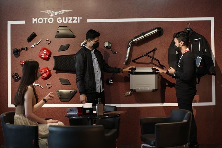  Sudut khusus Moto Guzzi menampilkan spare part orisinal, serta aksesori dan merchandise orisinal dari motorbike kebanggaan Italia. 