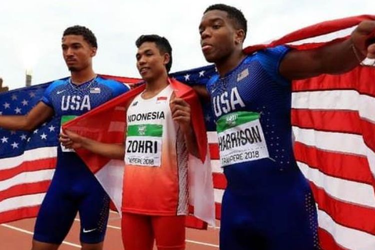 Sprinter Indonesia, Lalu Muhammad Zohri (tengah) bersama dua atlet AS, Anthony Schwartz  dan Eric Harrison