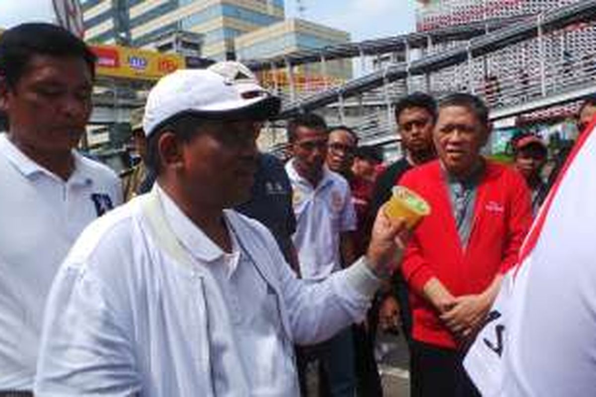 Plt Gubernur DKI Jakarta Sumarsono saat berada di car free day (CFD), di kawasan MH Thamrin, Jakarta Pusat, Minggu (30/10/2016).