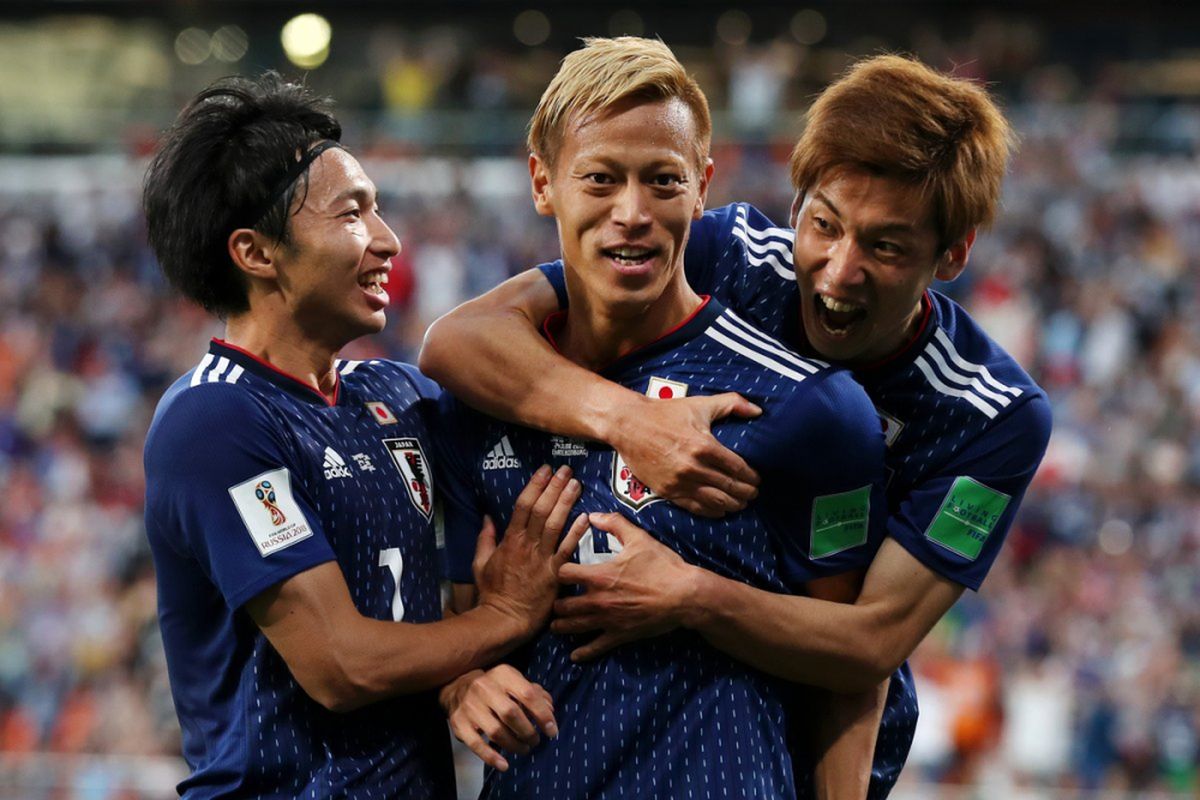 Penyerang Jepang, Keisuke Honda (tengah).