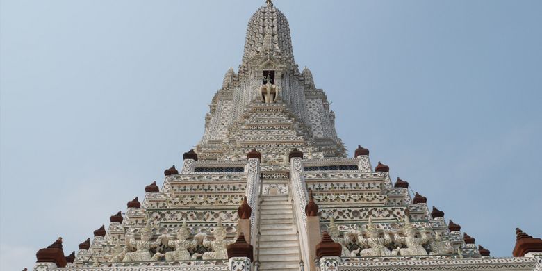 Wat Arun salah satu kuil ikonik di Bangkok, Thailand, Minggu (4/2/2018).
