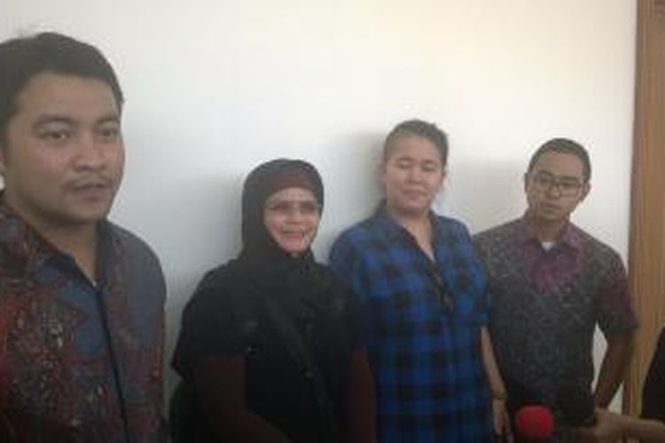 Istri Iwan Fals, Rosana Virgianto (kedua dari kiri) dan putrinya, Cikal (kedua dari kanan) yang merupakan pemilik PT Tiga Rambu sebagai manajemen Iwan Fals, didampingi dua pengacara yairu Ichsan Perwira (paling kiri) dan Aldi Firmansyah (paling kanan) diabadikan usai wawancara di Pengadilan Negri Jakarta Barat, Rabu (23/9/2015). PT Tiga Rambu menggungat secara perdata PT Airo Swadaya Stupa atas wanprestasi yang mereka lakukan dalam perjanjian kontrak konser Kantata Barock yang berlangsung pada 2011.