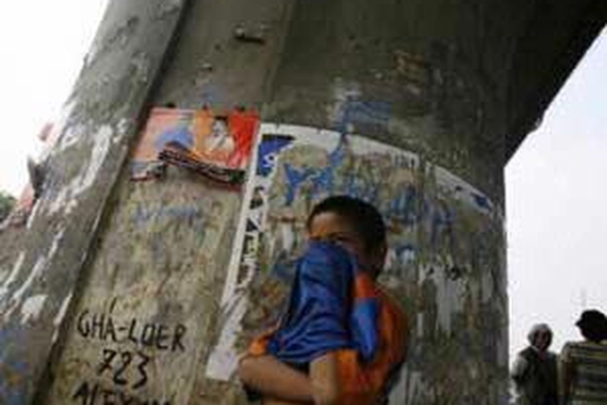 Seorang anak jalanan tengah ngelem di Jalan Letjen Suprapto, Jakarta Pusat, Rabu (25/7/2007). 