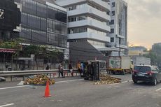 Mobil Bak Terbuka Tabrak Truk di Tol Tangerang Jakbar, Muatan Durian Tumpah di Jalan