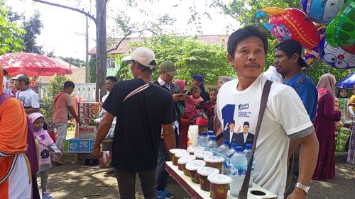 Rezeki "Nomplok" Pedagang Asongan Kala Anies Kampanye di Parung