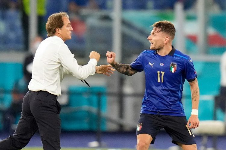 Pelatih timnas Italia Roberto Mancini memberi selamat kepada Ciro Imobile setelah ia mencetak gol ketiga Azzurri pada laga Grup A Euro 2020 di Estadio Olimpico pada Kamis (17/6/2021) dini hari WIB.