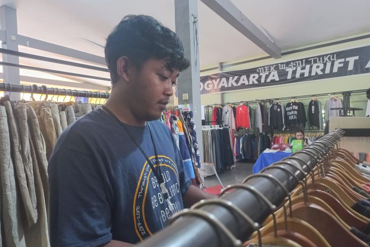 Miftakhu Khafid (26), pemuda asal Kecamatan Bener Kabupaten Purworejo, Jawa Tengah ini berhasil meraup omzet hingga belasan juta rupiah dari bisnis pakaian bekas. UMKM Jawa Tengah, UMKM Purworejo, pakaian bekas, sweater bekas, thrifting