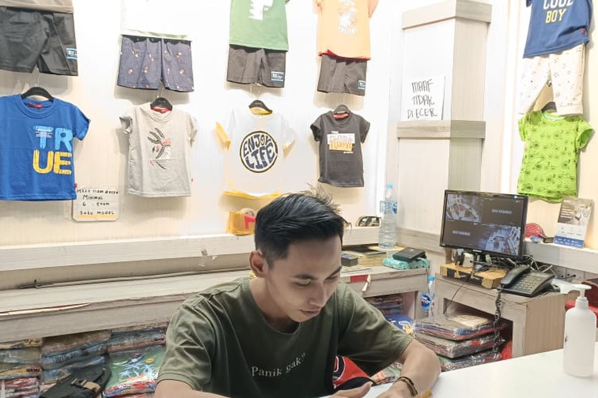Galih Budi (23), pedagang di pasar Tanah Abang, Jakarta Pusat saat ditemui Kompas.com di tokonya yang berada di lantai 3A blok B, Pasar Tanah Abang, Rabu (13/9/2023). Ia mengeluhkan kondisi pasar Tanah Abang yang kini kian sepi.