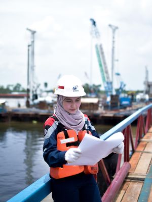 Pekerja lapangan Humas Waskita Karya.