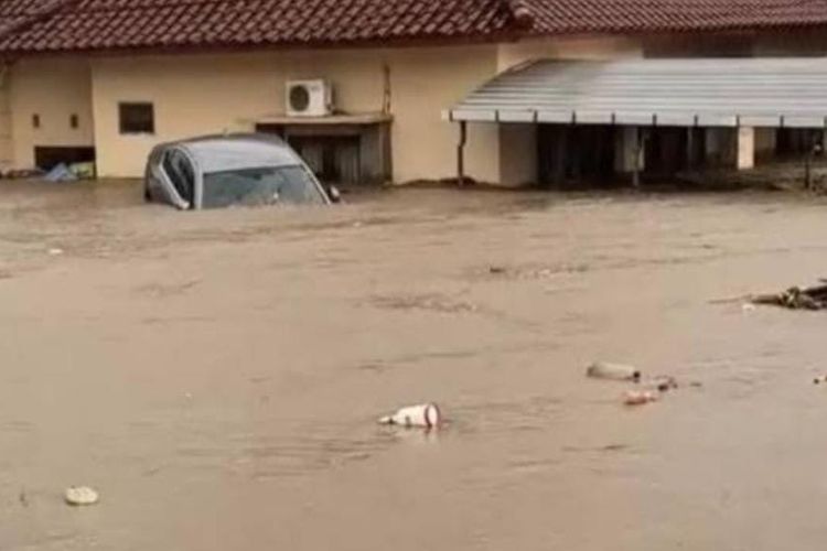 Video viral banjir bandang di Mataram saat musim kemarau.