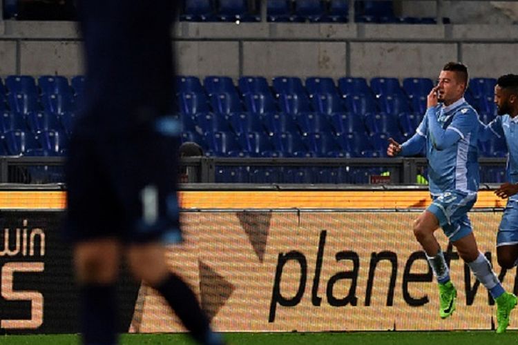 Gelandang Lazio, Sergej Milinkovic-savic, merayakan gol pertama timnya ke gawang AS Roma pada semifinal pertama Coppa Italia di Olimpico, Rabu (1/3/2017). 