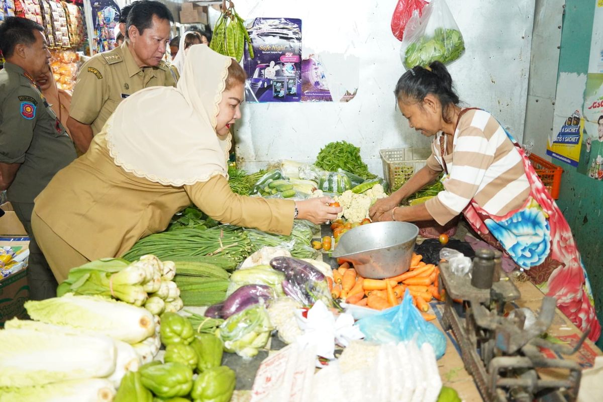 Walkot Semarang Mbak Ita meninjau Pasar Kapling, Sendangguwo, Kecamatan Tembalang.