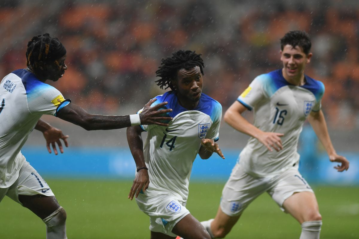 Ekspresi pesepak bola Timnas Inggris Reiss Denny (tengah) usai mencetak gole ke gawang Iran dalam laga penyisihan Grup C Piala Dunia U-17 di Jakarta International Stadium, Jakarta, Selasa (14/11/2023). Inggris berhasil menang dengan skor 2-1. ANTARA FOTO/Akbar Nugroho Gumay/YU