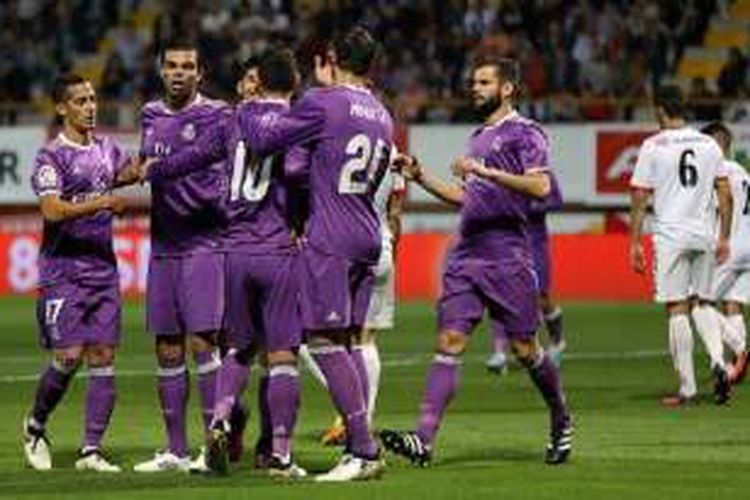 Para pemain Real Madrid merayakan gol ke gawang Deportivo Leonesa pada pertandingan 32 besar Copa del Rey, Rabu (26/10/2016). 