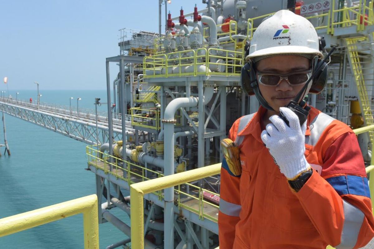 Petugas melakukan pengecekan rutin di Anjungan Mike-Mike Flow Station Pertamina Hulu Energy.