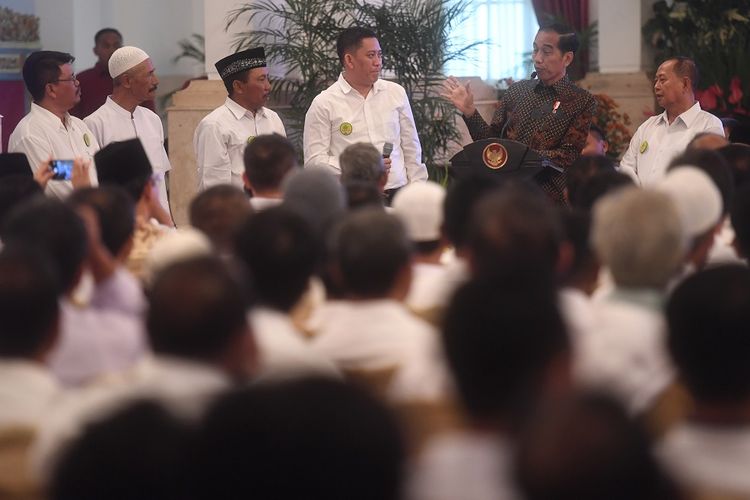 Presiden Joko Widodo (kedua kanan) berdialog dengan petani tebu saat acara silaturahmi di Istana Negara, Jakarta, Rabu (6/2/2019). Dalam pertemuan tersebut petani meminta pemerintah menyetop impor gula saat musim panen tebu agar harga jual tidak menjadi jatuh. ANTARA FOTO/Akbar Nugroho Gumay/hp.