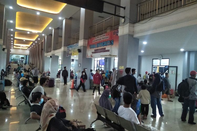 Calon penumpang memadati ruang tunggu keberangakatan bus antarkota antarprovinsi (AKAP) di Terminal Tipe A Jatijajar, pada Rabu (27/4/2022). 